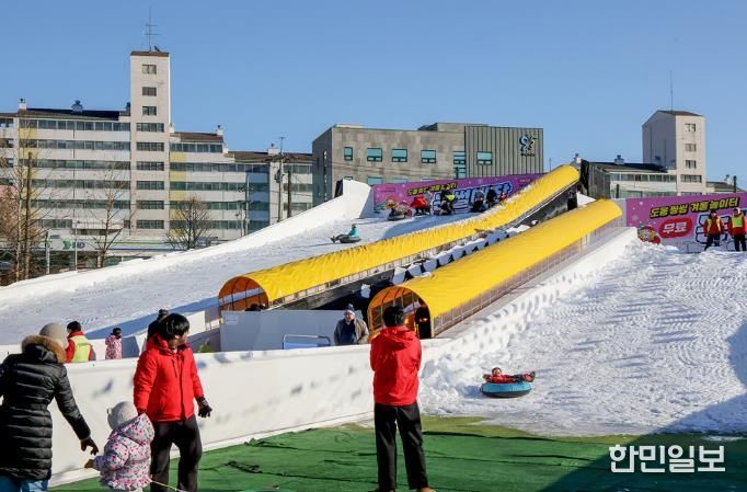도봉구 눈썰매장에서 구민들이 눈썰매를 타고 있다.
