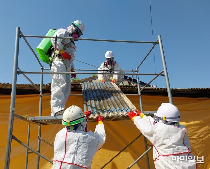 여수시는 오늘(9일)부터 ‘2026년 슬레이트 처리 및 지붕개량 지원사업’ 신청자를 모집한다.