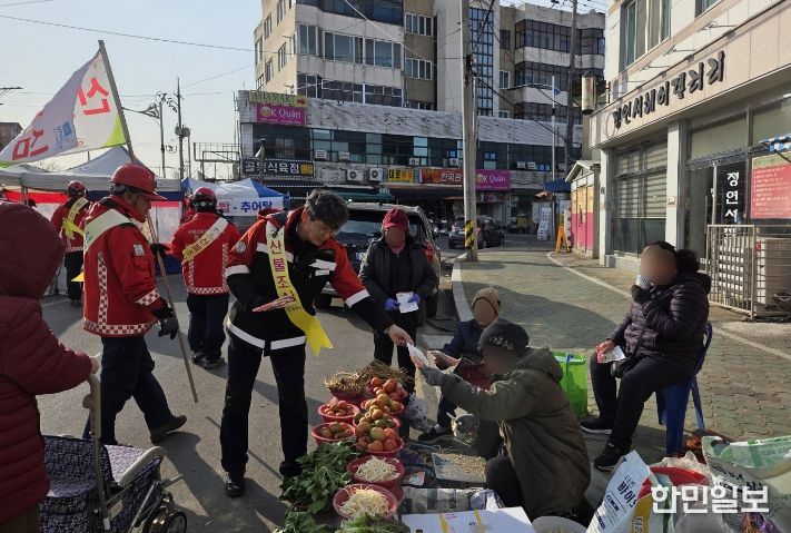 남지읍 전통시장을 찾아 산불 예방 홍보물을 배부하고 있다.