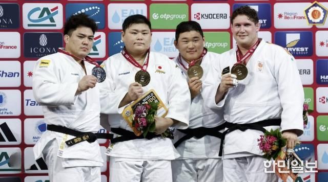 오른쪽에서 두 번째 김민종