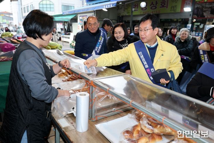 박병규 광산구청장이 11일 송정매일시장에서 지역 상권에 활기를 불어넣기 위해 상인들을 격려하고 제수 등 명절 용품을 구매했다.