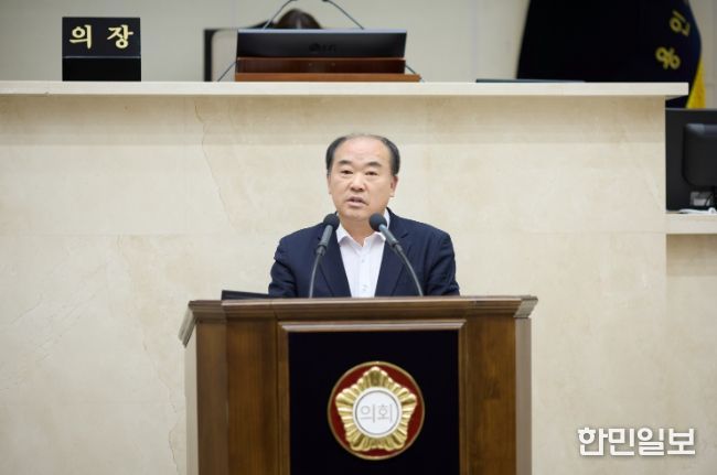 용인특례시의회 김운봉 의원이 11일 열린 제300회 임시회 제2차 본회의에서 5분 자유발언을 하고 있다.
