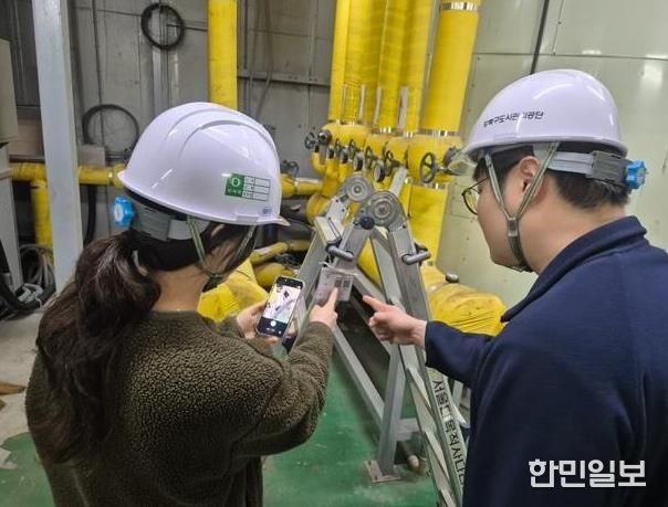 작업자가 작업 전 사다리를 체크하고 안전교육을 진행하는 모습