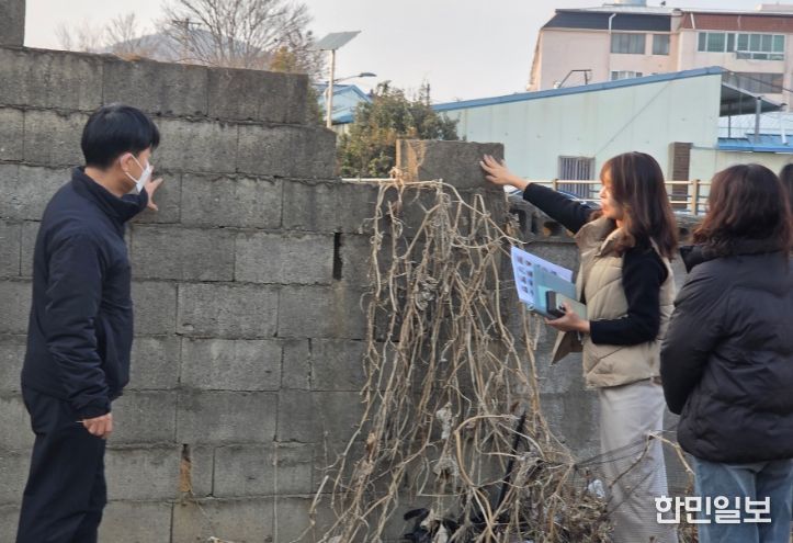 서부동 직원들과 통장이 빈집 붕괴 위험 지역을 점검하고 있다.
