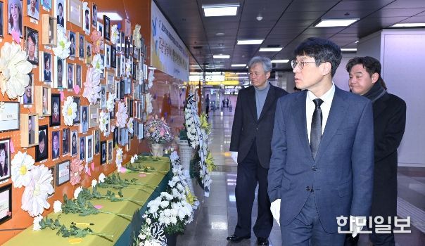 김정기 대구시장 권한대행, 지하철 화재사고 23주기 헌화 참배