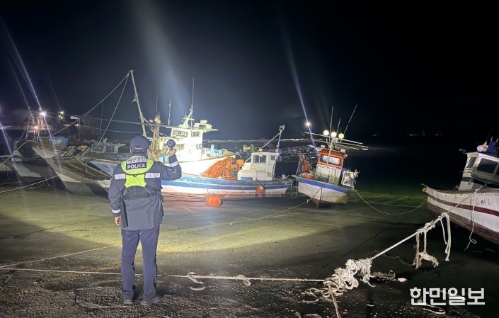 항포구 순찰중인 해양경찰관