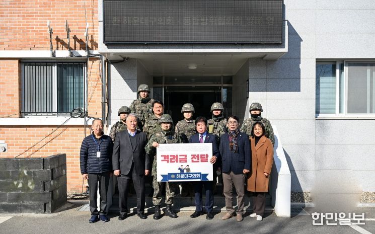 격려금 전달 후 기념촬영을 하고 있다.