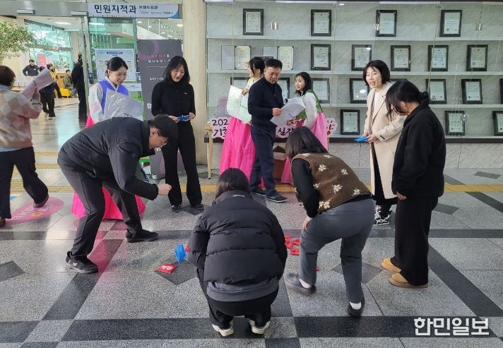 13일 시청민원실 앞에서 내방 민원인을 대상으로 청렴 딱지치기를 진행하고 있다.