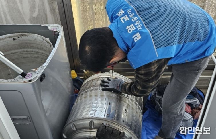 고양시 탄현2동, 일암교회에서 취약계층 10가구에 에어컨·세탁기 청소 지원