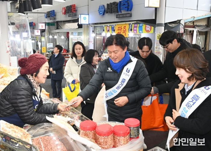 부천시는 설 명절을 맞아 관내 전통시장을 방문했다.
