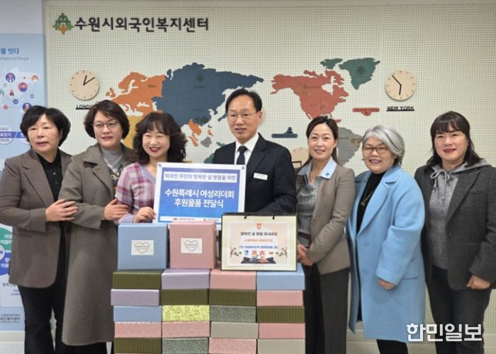 전달식 참석자들이 기념촬영을 하고 있다.