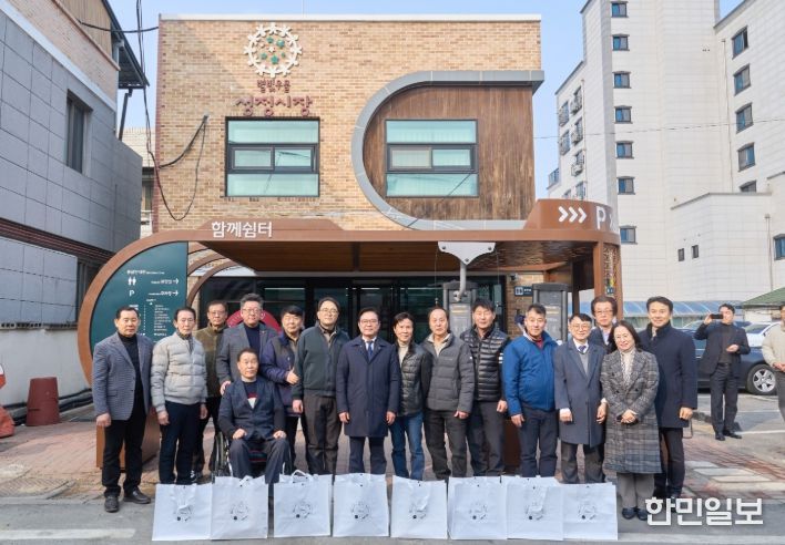 1. 13일 김석필 천안시장 권한대행이 성정시장을 방문해 성수품 물가 동향을 살피고 상인들의 애로사항을 청취했다.