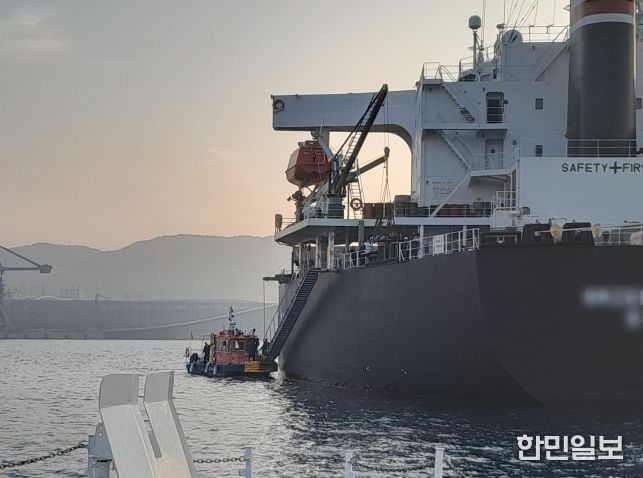 사천해경이 응급환자를 구조정으로 편승 중인 모습