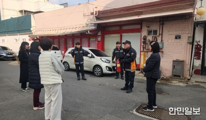 포항북부소방서 덕산119안전센터 화재진압팀은 지난 11일 대흥동 성매매 집결지 현장시청 빛나길센터 앞에서 지역 주민을 대상으로 소방안전교육을 실시했다.