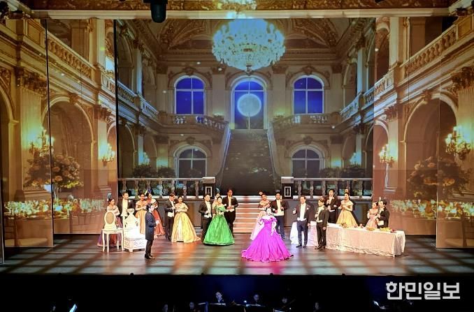 선정 공연 '라트라비아타' 사진