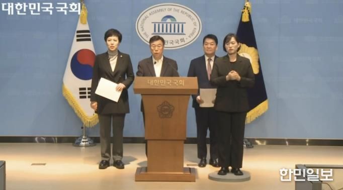 신상진 성남시장이 19일 국회 소통관에서 분당 재건축 물량제한 폐지를 촉구하는 기자회견을 열고 있다.