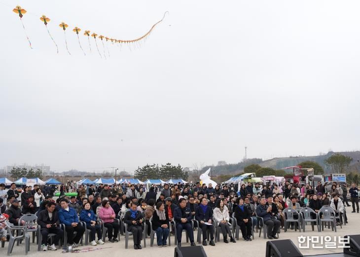 지난 14일부터 이틀간 영산강정원 일원에서 열린 ‘2026 설맞이 연날리기 축제’에 총 5천여 명이 방문했다.(사진 제공-나주시)
