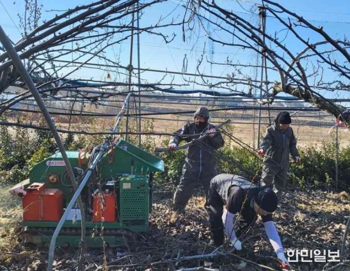 영농부산물 안전처리 돕는 '파쇄지원단' 운영