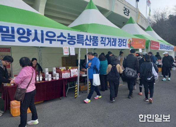 - 제22회 밀양아리랑마라톤대회 방문객과 시민들을 대상으로 청렴 홍보 부스를 운영하고 있다.