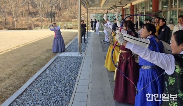 지난 21일 밀양시 국궁장에서 ‘제10회 밀양시궁도협회장배 궁도대회’ 경기가 진행되는 모습