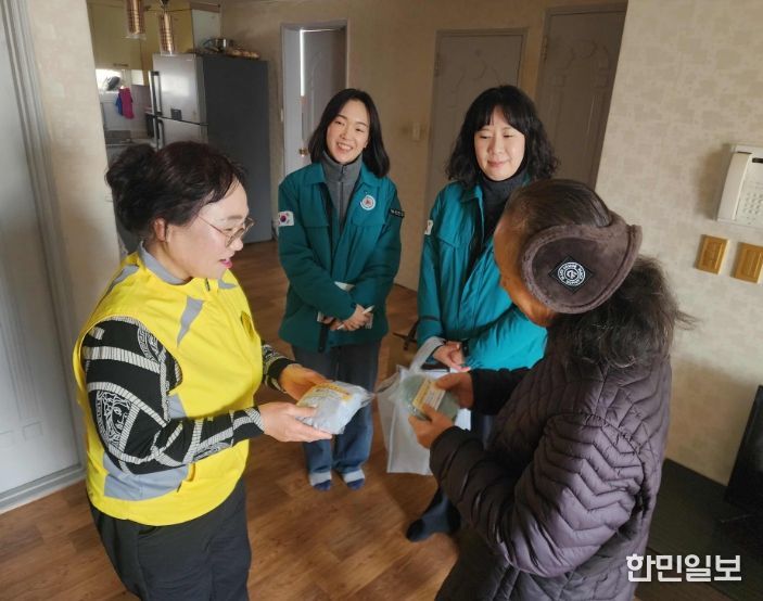 독거노인 위한 '목도리 나눔' 진행