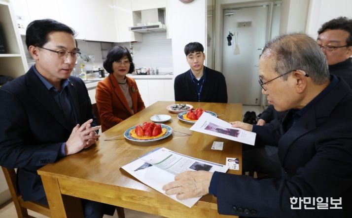 박희조 동구청장이 23일 고(故) 김상옥 애국지사의 손자 김세원님과 담소를 나누고 있다