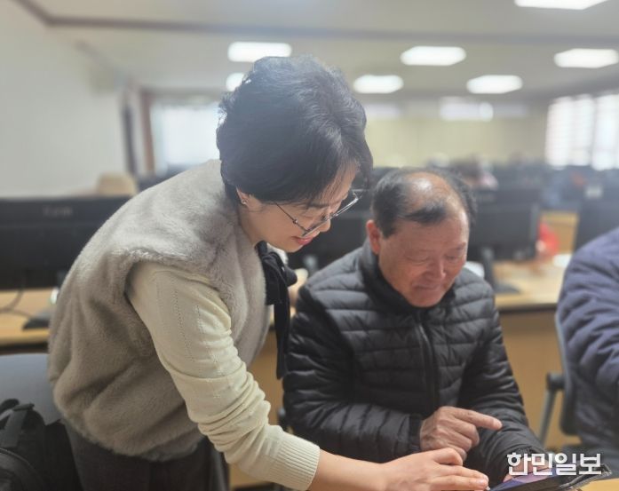 농한기를 맞아 운영된 '시니어 디지털 교육'에 참여한 어르신들이 생성형 AI 활용 교육을 수강하며 실습에 참여하고 있다