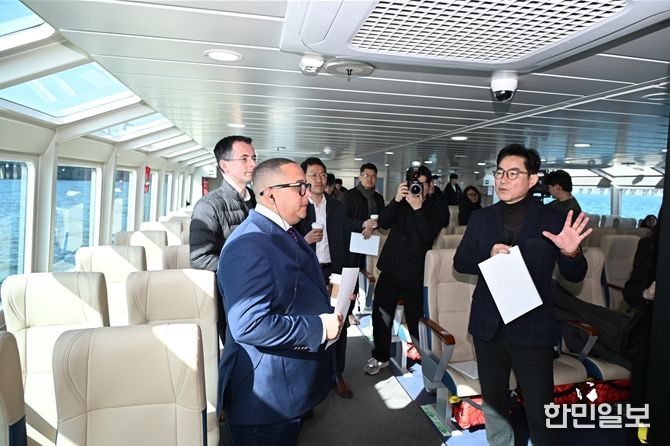 23일 데이비드 파나이오투(런던리버서비스 헤드), 조나단 피게로아(뉴욕페리 수석부사장)가 한강버스에 탑승하여 현장을 직접 답사하고 있다.