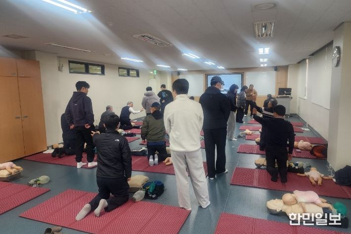 현장체험학습 보조인력 역량강화 연수 사진(심폐소생술교육)