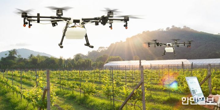- 밀양시가 추진하는 ‘2050 미래농업’ 프로젝트가 그리는 첨단 스마트 농업의 미래상. 드론과 ICT 기술을 활용해 생산성을 극대화하는 데이터 기반 농업 현장을 시각화한 이미지(AI 생성).