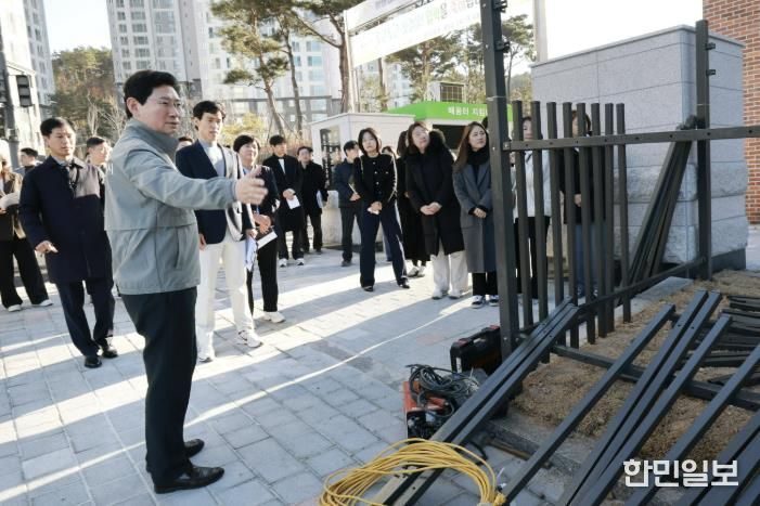 이상일 시장이 26일 용인솔빛초·중통합학교를 찾아 주요 시설을 살피고 있다