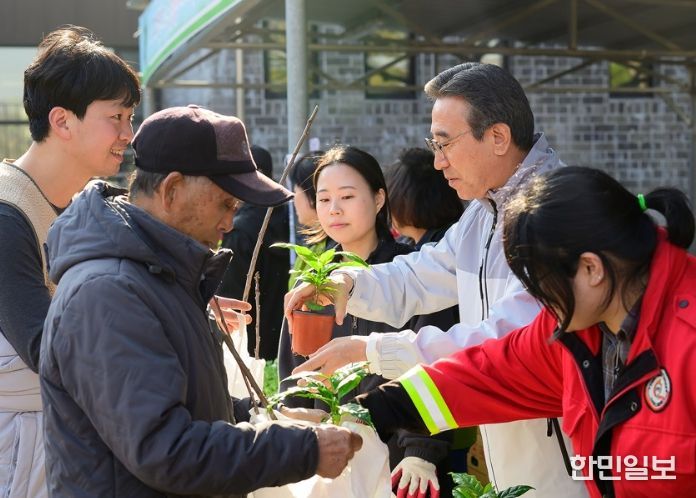 내나무 갖기 나무나누어주기 행사