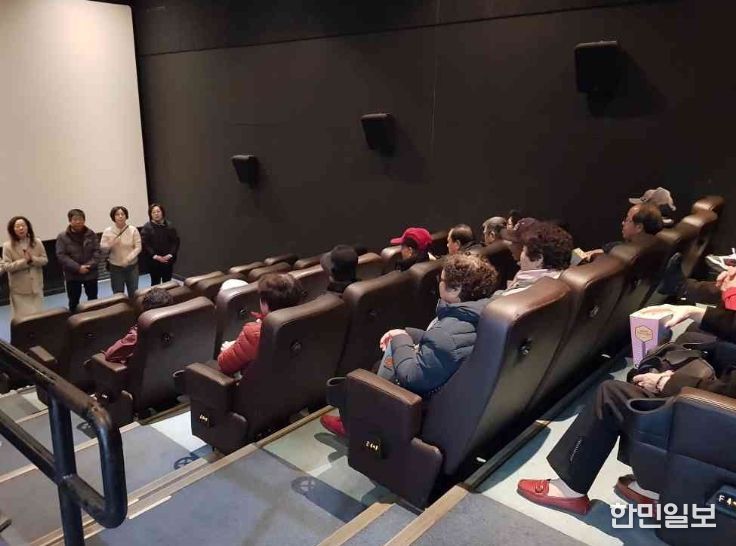 ‘취약계층 어르신과 함께하는 영화나들이’동행