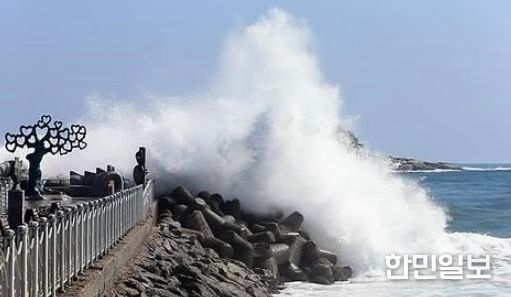 해안가 거센 파도