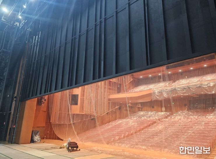 군산예술의전당 대공연장 방화막 전면 교체