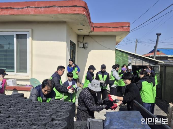 서부면·홍성군가족센터 봉사단, 연탄 300장 나눔 실천