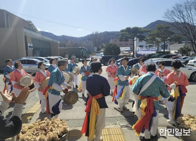 마을의 안녕과 풍년을 기원하며 지신밟기를 진행하는 영인면 주민자치 풍물단 모습
