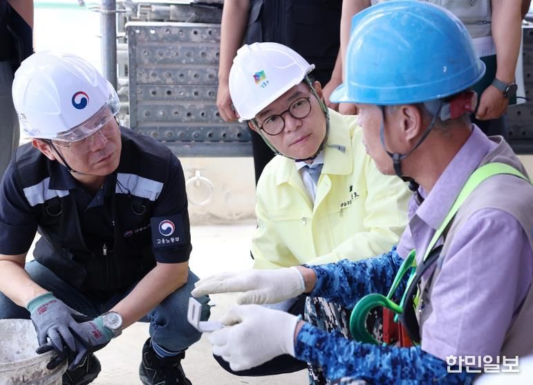 지난해 9월 정원오 성동구청장(가운데)이 김영훈 고용노동부 장관(좌측)과 함께 성동구의 건설 현장을 합동점검 중인 모습