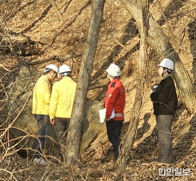 윤성진 제1부시장이 정남면 산사태 취약지역에서 관계 공무원들과 함께 사면 상태를 점검하고 있다.