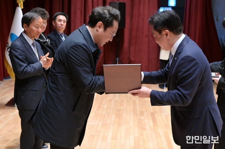 납세자의 날 우수납세자 인증패 수여