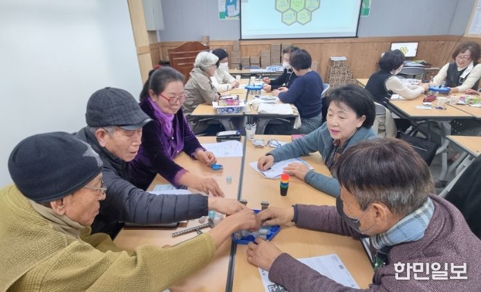 보성군, 445개 경로당에 어르신 보드게임 꾸러미 지원_어르신들과 함께 보드게임을 하고 있다
