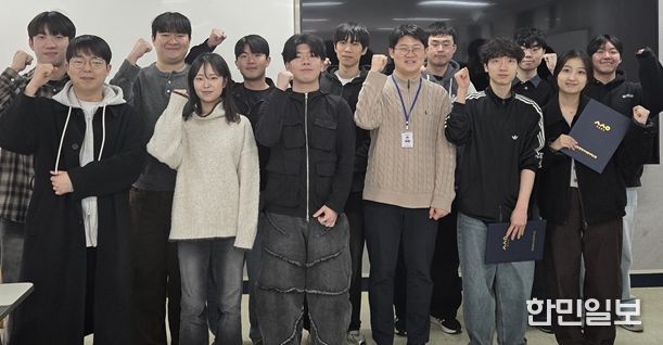 인천시사회서비스원은 인천시, 국정원 지부, 인하대, 인천대와 지난달 27일 인천대에서 ‘공공기관 웹 취약점 점검 프로젝트’ 성과 보고회를 갖고 기념 촬영을 하고 있다.