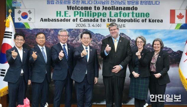 김영록 전라남도지사가 4일 도청 접견실에서 전남도청을 내방한 필립 라포르튠 주한 캐나다대사와 기념촬영을 하고 있다.