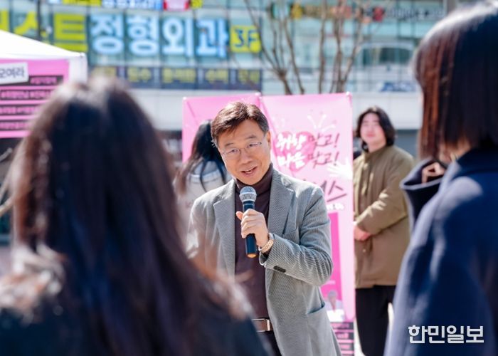 신상진 성남시장이 4일 판교 콘텐츠거리에서 미혼 직장인 교류 프로그램 ‘청춘 매칭 프로젝트 커넥터스(Connect-us)’ 프로그램에 대해 설명하고 있다.