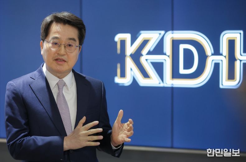 세종시 한국개발연구원에서 열린 재정사업평가 분과위원회 참석을 마치고 내용을 설명하는 김동연 지사