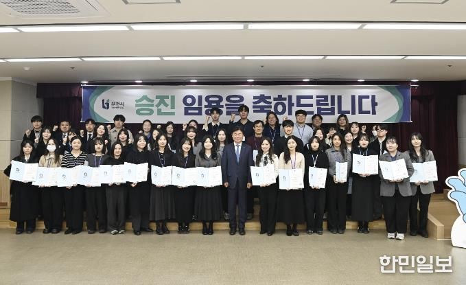 8급 승진자들이 기념 촬영을 하고 있다.