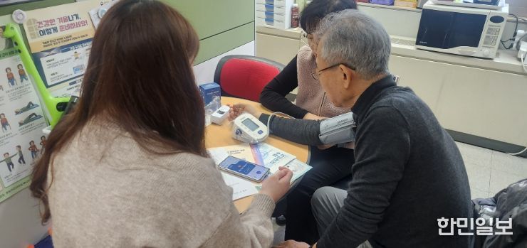 1. 천안시 서북구보건소가 ICT 융합 방문건강관리 서비스를 제공하고 있다.