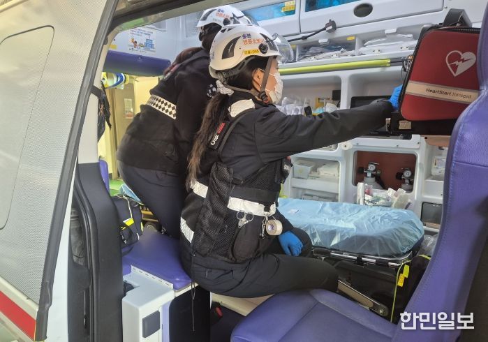 영동소방서 구급대원들이 구급차량 적재 장비를 점검하는 모습