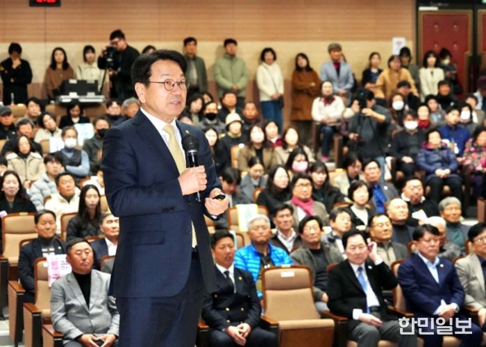 강기정 광주광역시장이 10일 완도 생활문화센터에서 '광주·전남 통합 완도군 상생토크’에 참석해 통합 이후 광주-완도 상생발전 방안을 군민들과 공유하고 있다. /광주광역시 제공