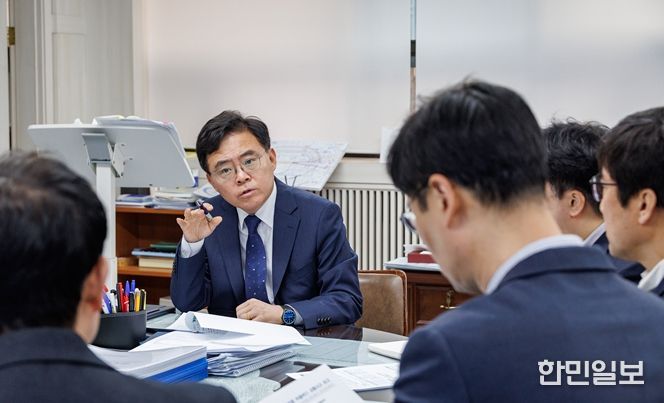 진교훈 서울 강서구청장(정면)이 11일 구청장실에서 ‘염창동 마을버스 교통사고 관련 대책회의’를 주재하고 있다.